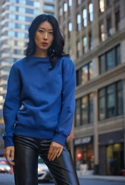 320C - Unisex Ultimate Crewneck Sweatshirt<Threadfast Hot